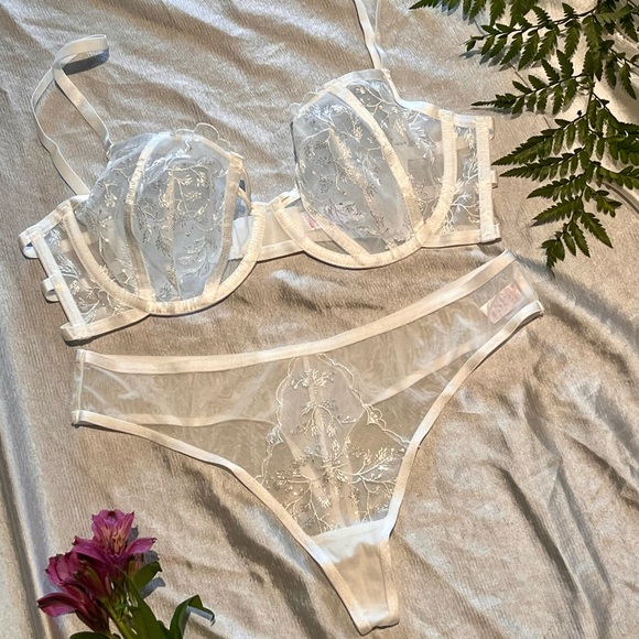 Frostbite Bra & Panty Set - White 38/85D - Picture 2 of 7